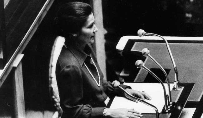 benoithamon's tweet image. Je m'incline à la nouvelle du décès de Simone Veil, survivante de la Shoah, ministre de la loi IVG, inlassable européenne.
