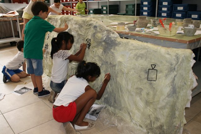 AlcaMaglie's tweet photo. #Dettagli I fatti parlano più delle belle parole. Laboratori estivi del Museo dal 2002. Riproduzione pitture neolitiche #GrottadeiCervi 😊 https://t.co/Z4ssHvq6Jp