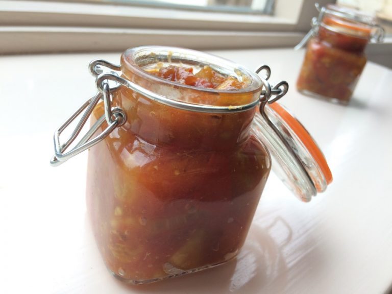 Deze zelfgemaakte tomatenchutney is heerlijk op een toastje of stokbroodje. Bedankt <a href="/WECKENonline/">WECKENonline</a>! Recept > chezbo.nl/food/tomatench… #weckpot