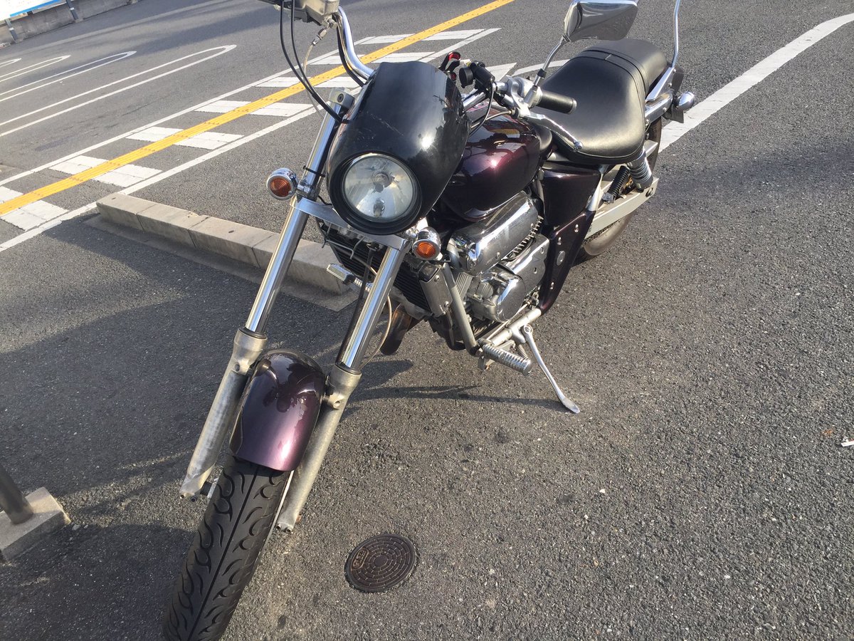 YnUgfi's tweet photo. 結構前やけど
ナイトロッドのヘッドライトもらったし付けた笑
事故車からもらったから
ステー曲がってたり傷いっててたり
するけどとりあえずこのままで笑 https://t.co/D43BGZoPVy