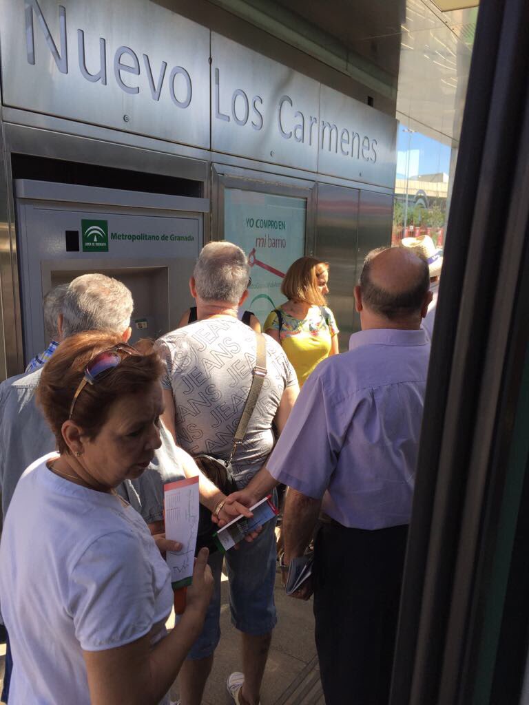 aopandalucia's tweet photo. Hoy en la Jornada de Seguridad Vial de #MGenpruebas estamos explicando el funcionamiento de las máquinas expendedoras https://t.co/8798chgkUi