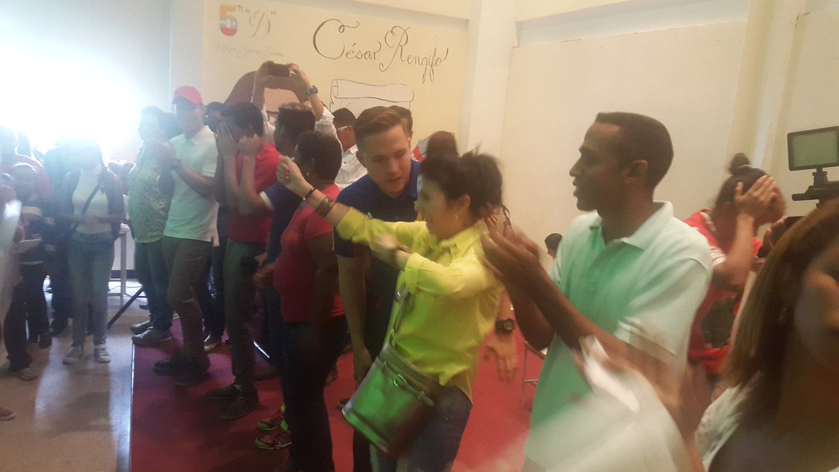 PsuvEliezer's tweet photo. Hoy en el municipio los guayos la juventud de oro.apoyando la chanba juvenil https://t.co/PL8LYsQxyl