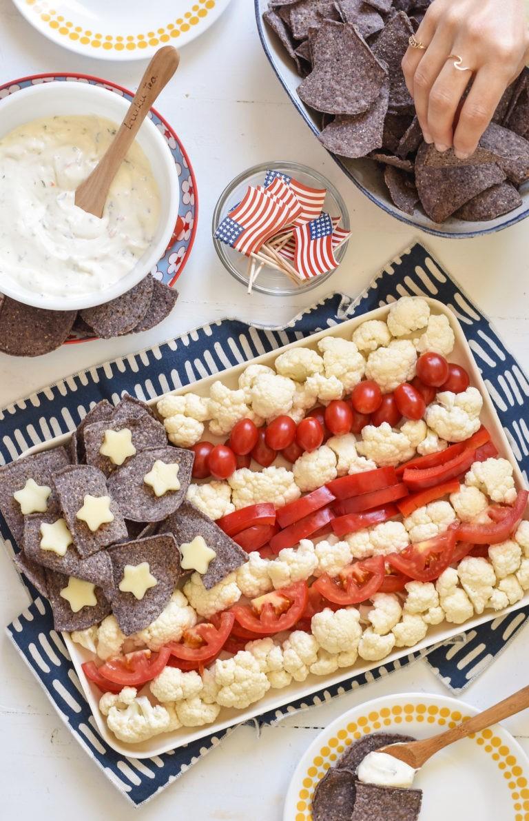 RandomRReviews's tweet image. Celebrate July 4th with this amazing Mission Organics Chips spread! Visit @MissionFoods for more info: bit.ly/2s71qvC #AD