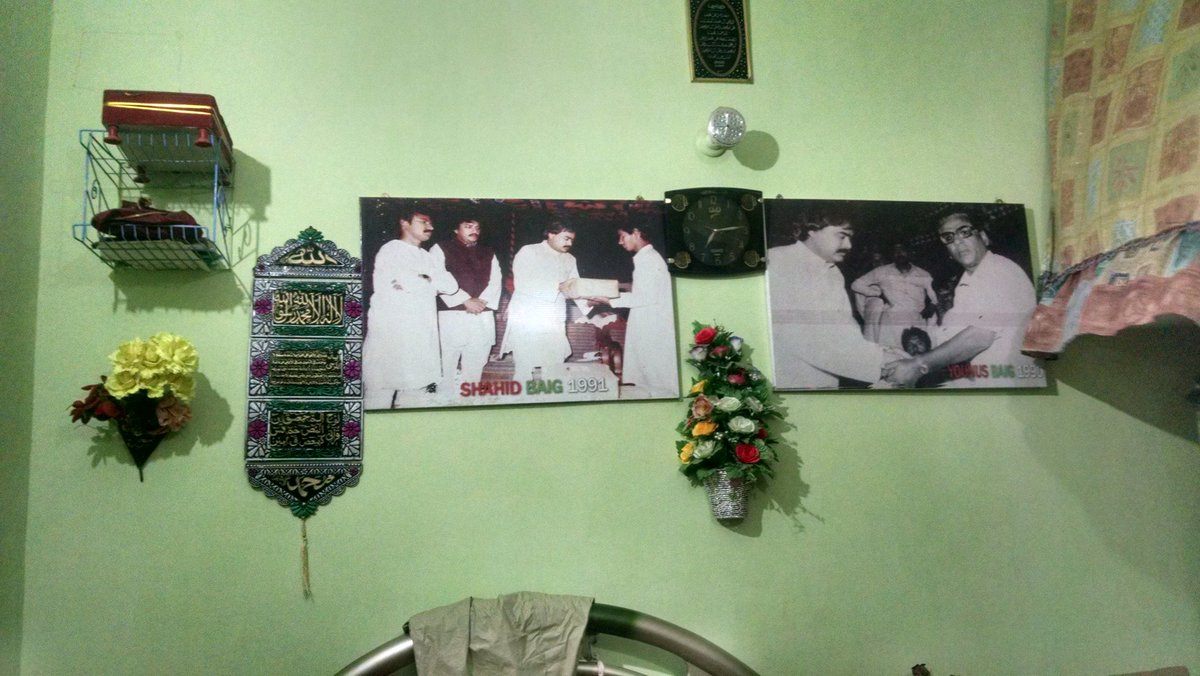 NasirNawab90's tweet photo. آج بھی ایسے لوگ موجود ہے جو قائد تحریک کی تصاویر اپنے گھر میں سجائے ہوئے ہیں ۔۔
#OnlyAltaf
#HyderabadZone
#SectorI https://t.co/rIHO6AErf0