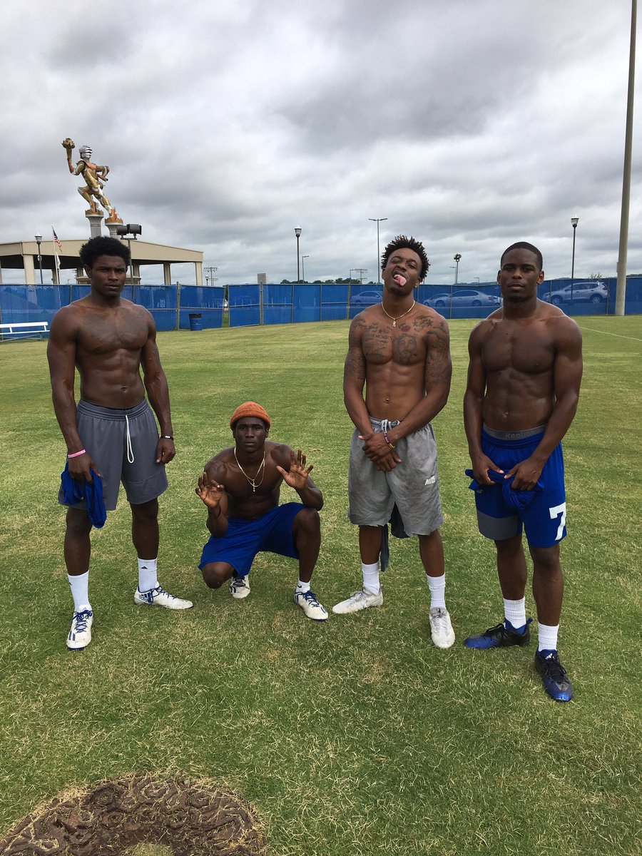 Coach80Cj's tweet photo. #DONTSEEKCOMFORT!
@D1_steve1 , @R_killz_  , Pat Smith, Mazio Rhodes. Working to compete in NOV, DEC, &amp; JAN! https://t.co/NFDuUoBxOg