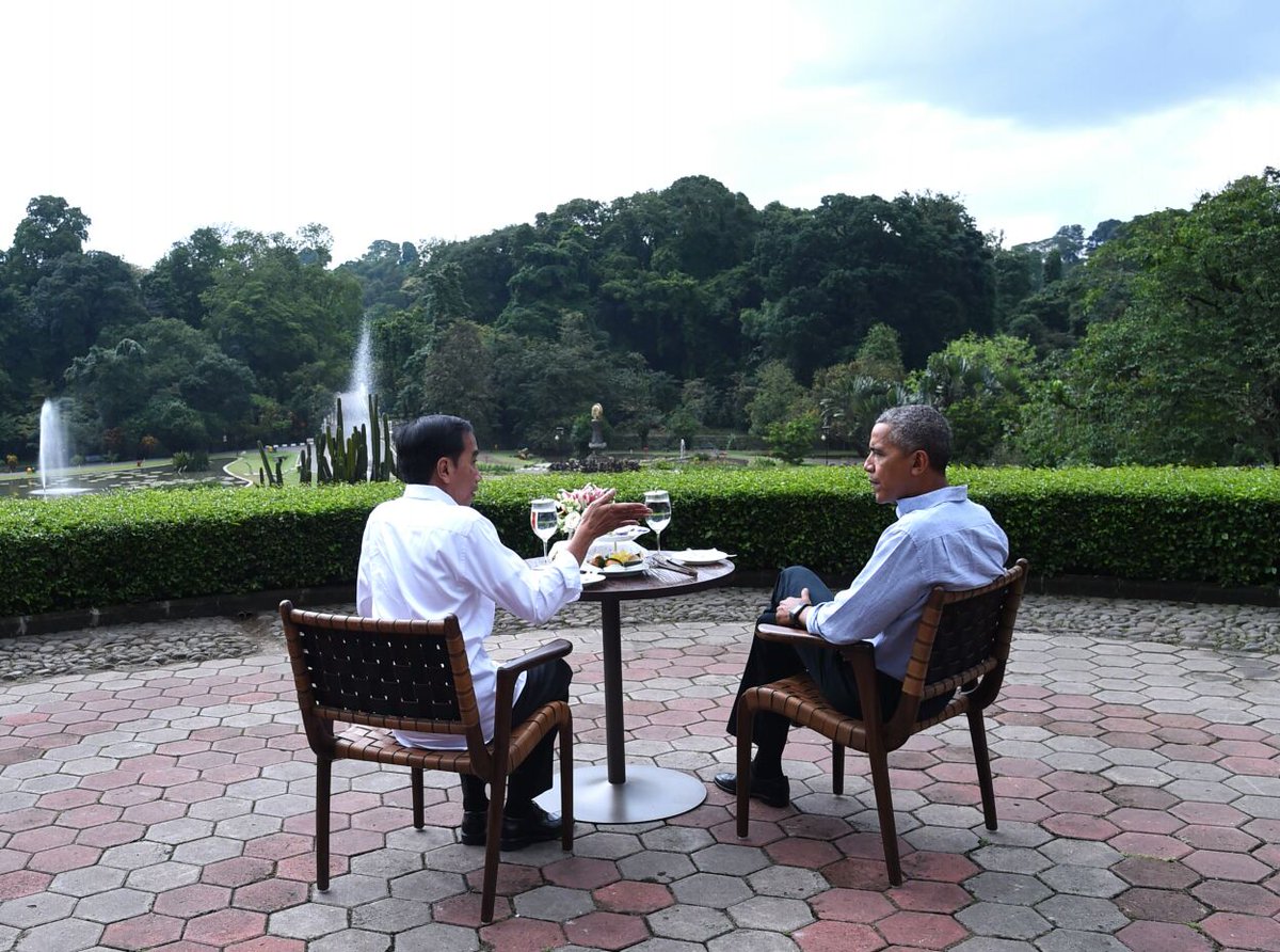 Bakso kuah menjadi jamuan yang menemani perbincangan keduanya di tengah hujan yang mengguyur kawasan Bogor. #JokowiObama