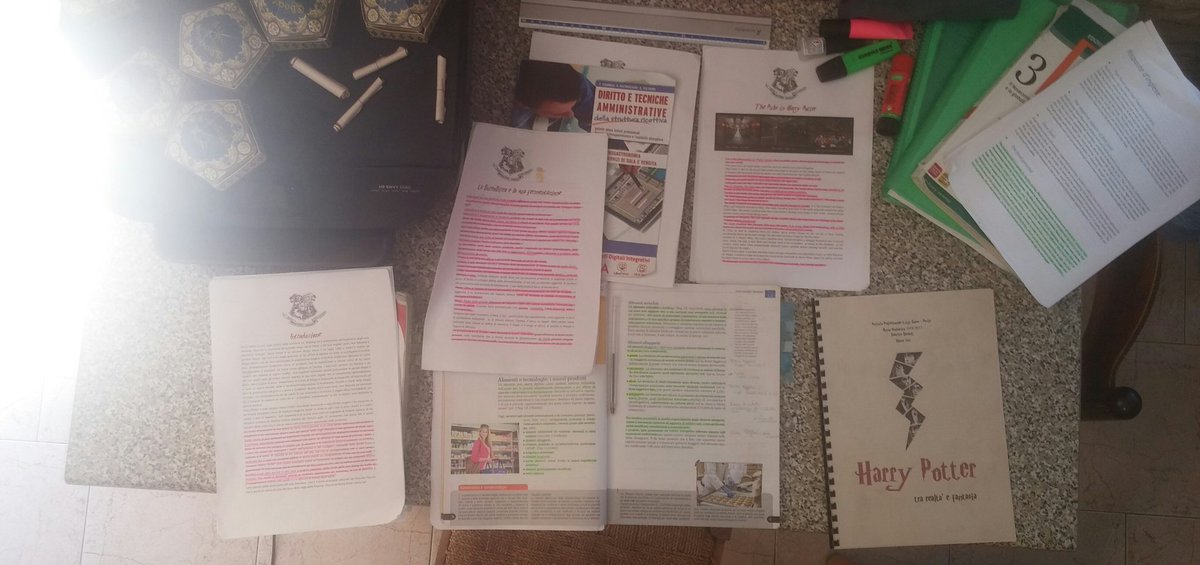 beea98_1's tweet photo. Basta studiare... Non ce la faccio più 😭😭😭 https://t.co/0hUa88DK5W