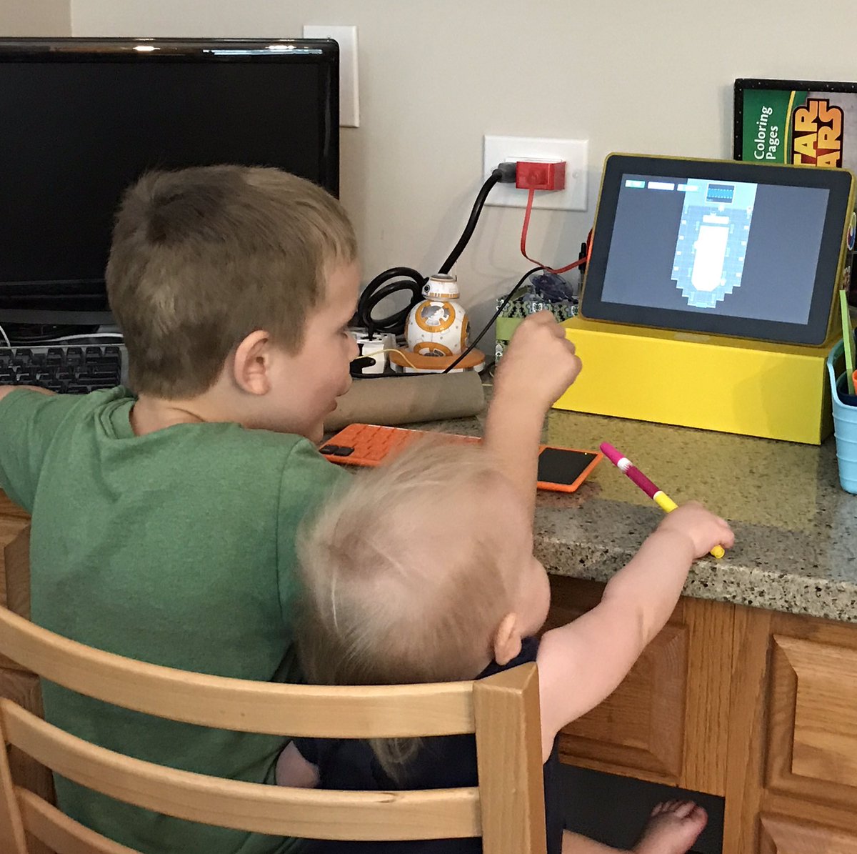 Teaching his little sis about his <a href="/TeamKano/">KANO</a> computer. #startthemyoung #icandothat <a href="/zakarykurzawski/">Zakary Kurzawski</a>