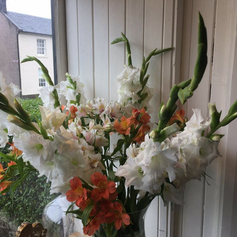 BridgeStKitchen's tweet photo. Thank you to @DollarFlorist for putting some sunshine in our window.  #freshflowers #lovelocal https://t.co/cEKpqunNgF
