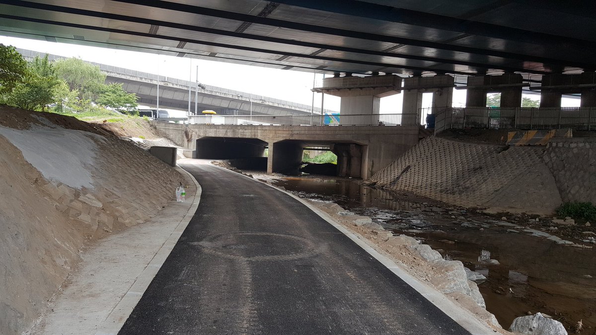 #성남시 위례신도시(창곡천 복정교) ~ 탄천간 산책로 공사 아스콘포장 하였습니다.
탄천을 통한 분당,판교, 잠실 등 산책과 자전거 이용이 편리합니댜

시민이 행복한 성남시를