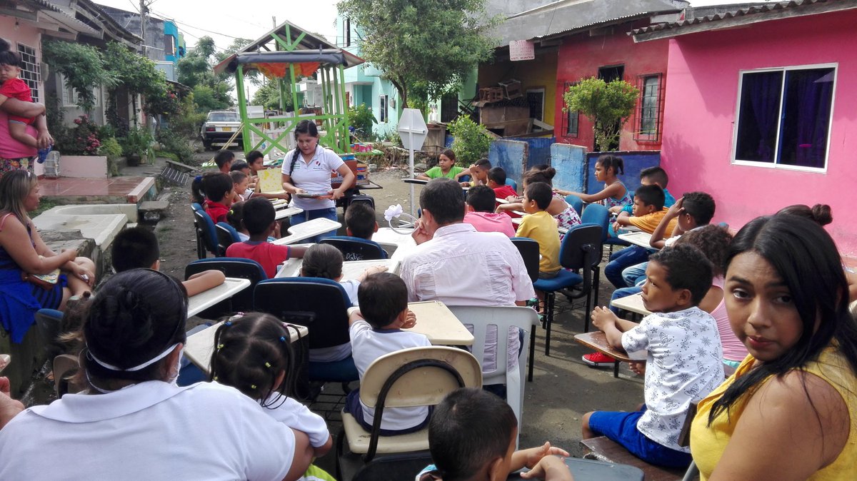 OFGestionSocial's tweet photo. Los niños del barrio Edmundo López disfrutaron de una jornada de lectura Sigue la ruta del #PlanchonLiterario  (...) https://t.co/HQxqwztQZW