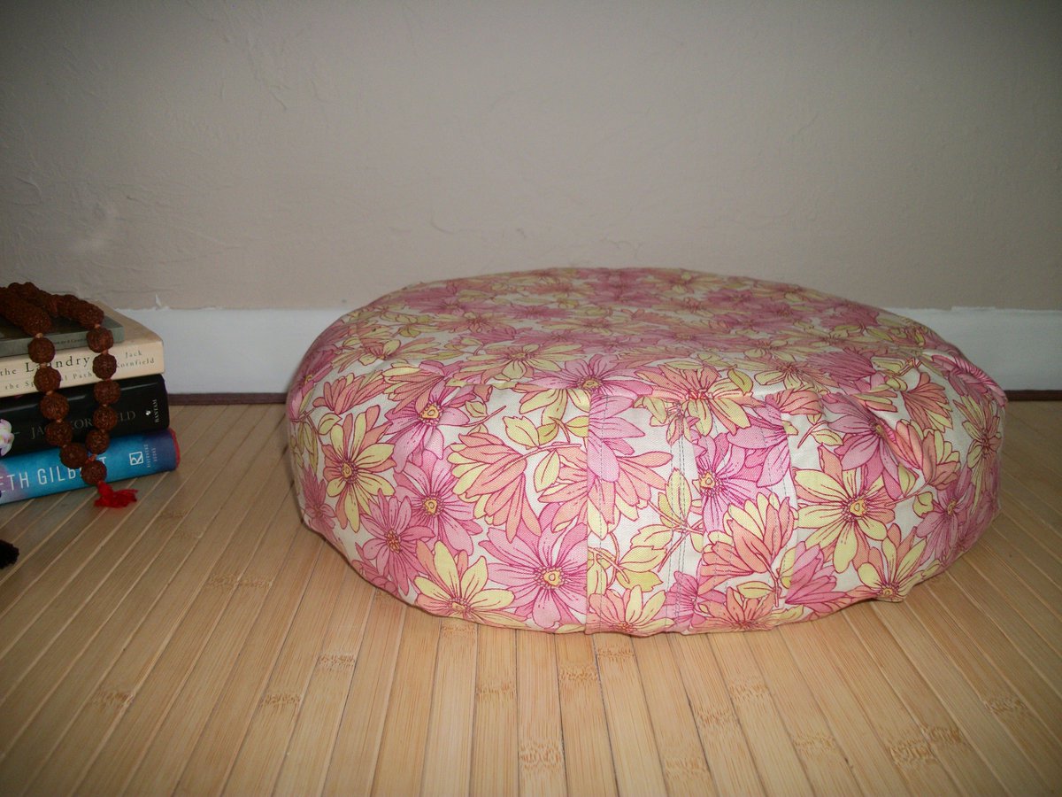 SarahGCoury's tweet photo. "We are transcendent beings." Handmade, USA #zafu #meditation cushions by #etsyseller #Zafuchi https://t.co/1j9KmUCAAE… https://t.co/rfAMAVML8p