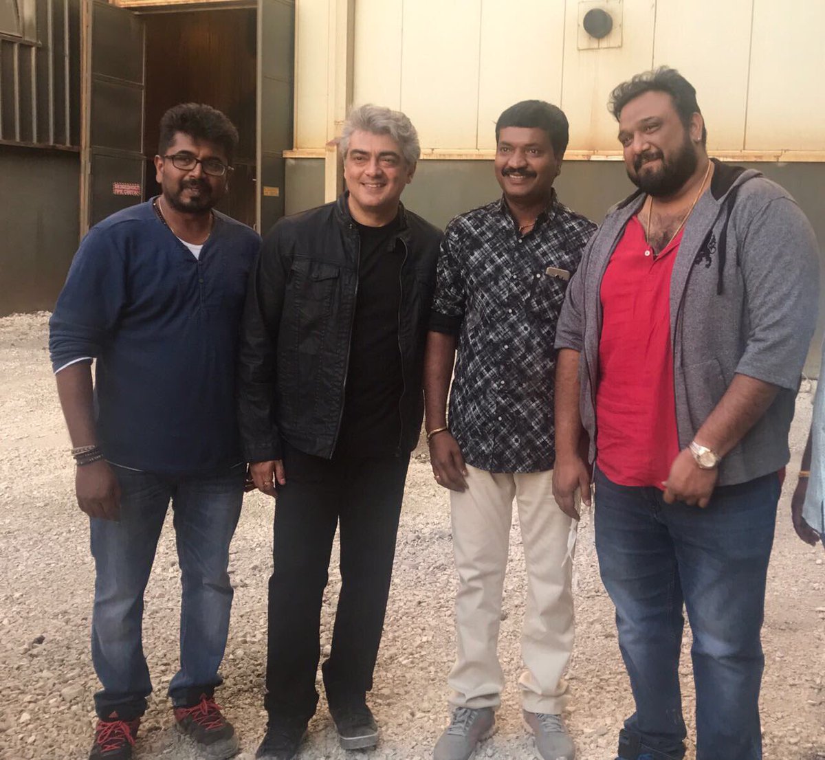 CiniTrends's tweet photo. From #Vivegam🚁💣 Shooting Spot..
💫🤵#Thala #Ajith - 🎬@directorsiva - 🎥!!
#ThalaAjith #cinitrends https://t.co/PD6UyyWVMa