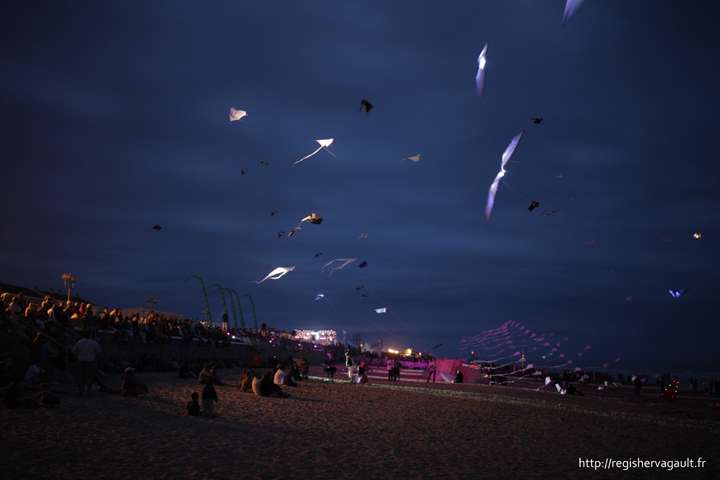 notredamedemont's tweet photo. De l’infiniment petit cerf-volant aux immenses angelots ou raie manta, le festival #atoutvent c'est le jour et la nuit ;) #NotreDamedeMonts https://t.co/JI4XkFZ8zy