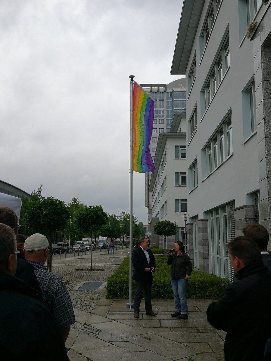 christianjacob's tweet photo. Regenbogen-Flagge wird bei Stromnetz Berlin gehisst. #ehefuerralle #CSDays2017 https://t.co/rTYDZ0JR9R