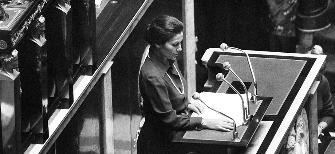 QueensChristine's tweet image. Simone Veil au moment précis où elle s&apos;apprête à défendre le droit à l&apos;avortement devant une assemblée à 95% masculine. Calme et courage.