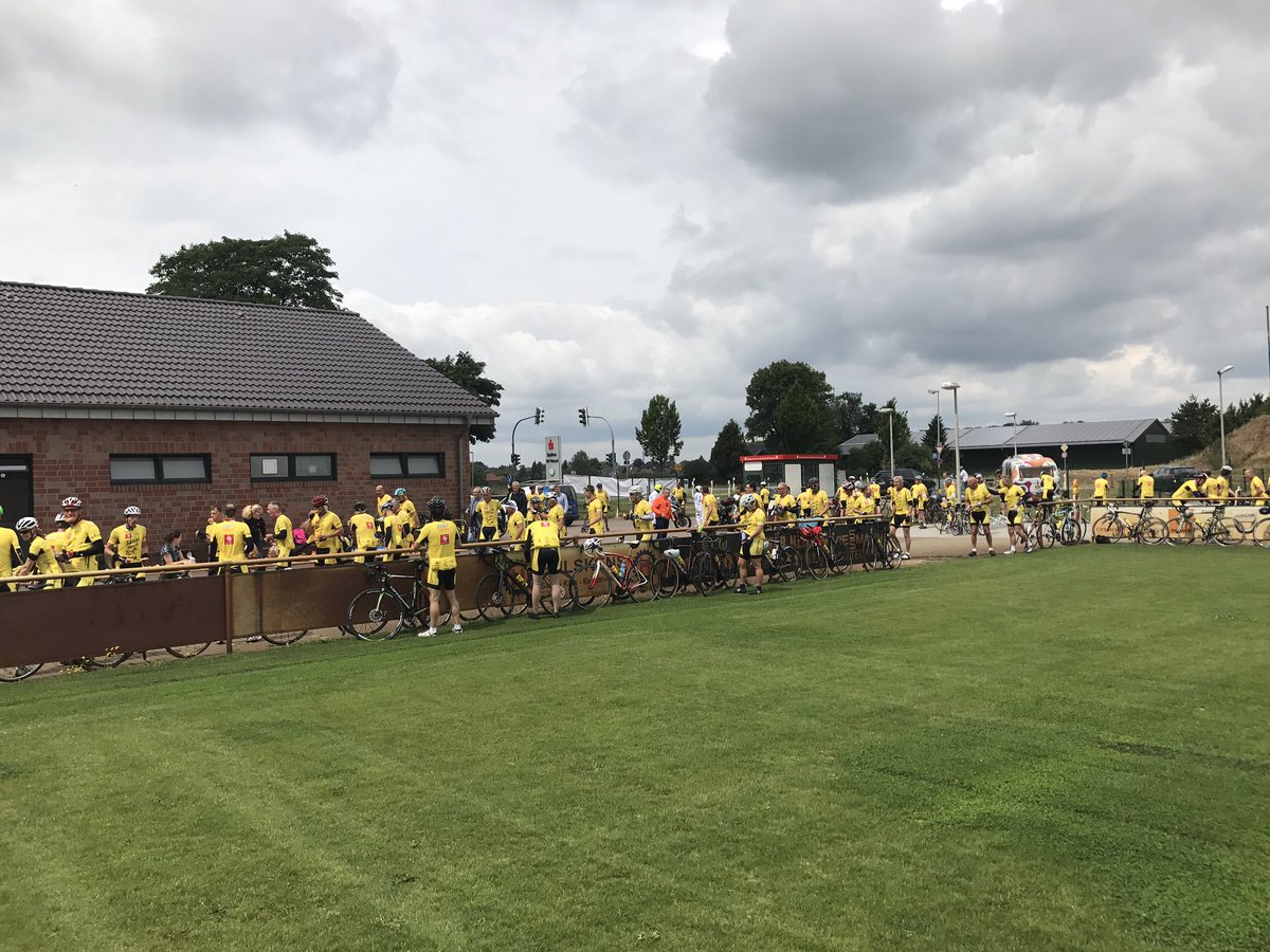 Een gele invasie bij de velden van PSV Wesel, waar voor de tweede keer vandaag wordt gepauzeerd door de Twentse renners. #TNDT