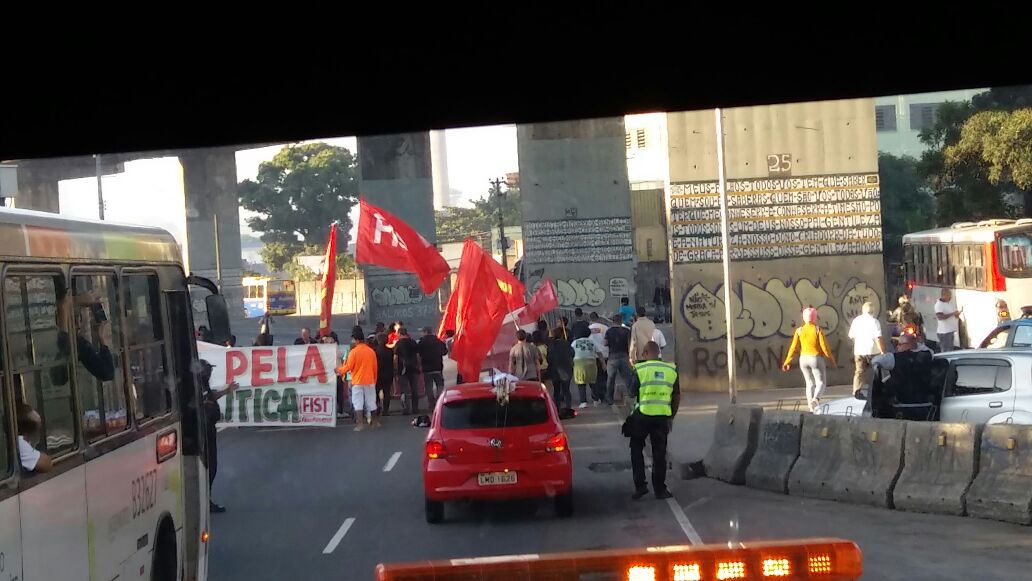 93FmGospel's tweet photo. Manifestantes ainda ocupam pistas da #AvBrasil, em frente ao INTO, sentido centro. Reflexos na #Ponte. #helicóptero93 #protestoRJ https://t.co/2C29cD4SD2