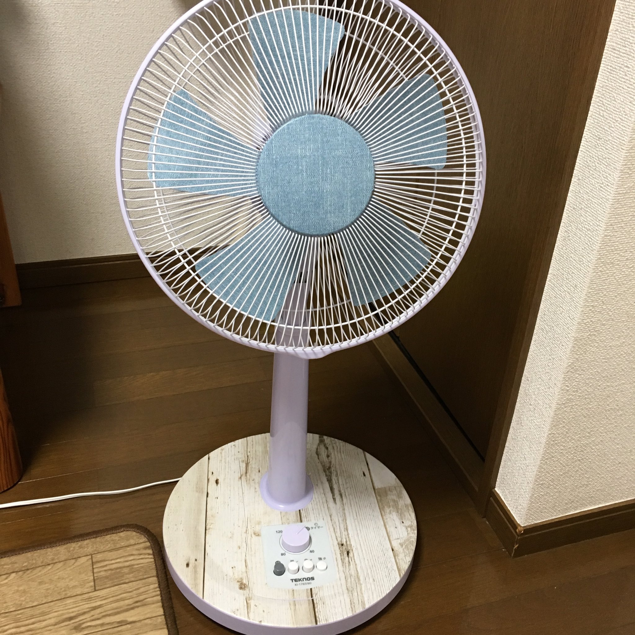 ぴっぴ Ar Twitter 去年買った扇風機に余ってたリメイクシートをぺたぺた O W O とりあえず今日はここまでー 扇風機リメイク セリア リメイクシート ダイソー
