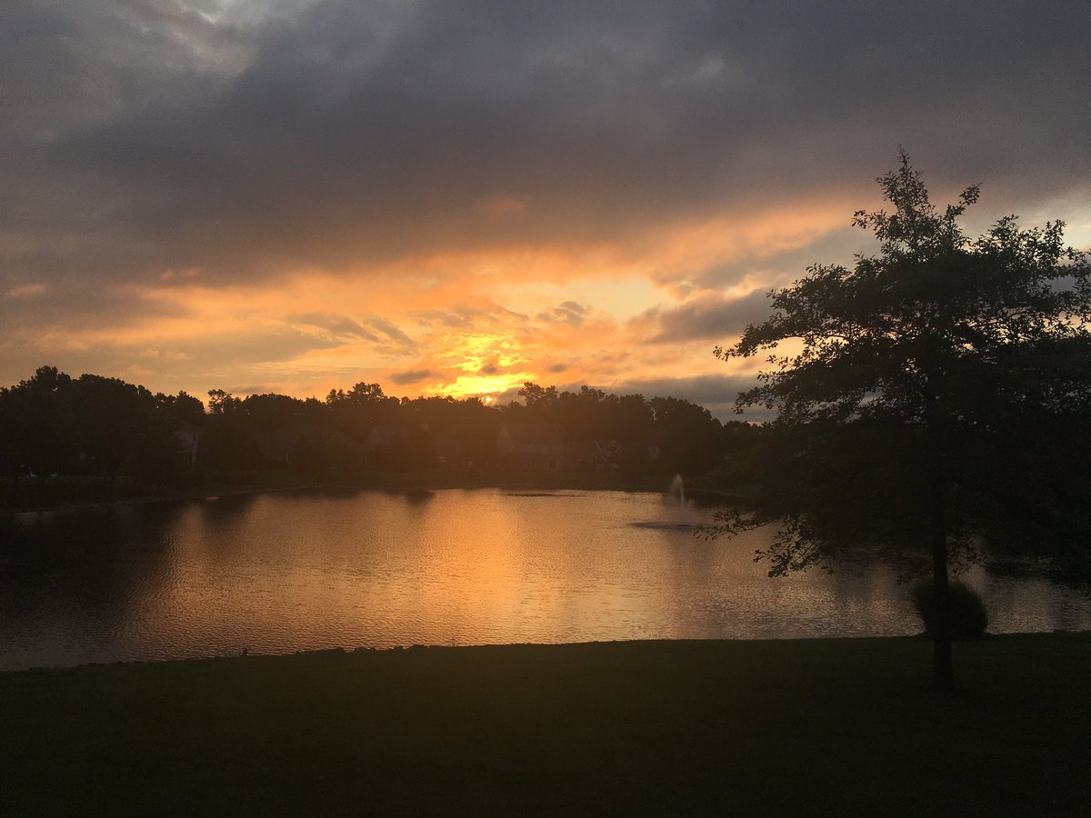 OhioSoutherner's tweet photo. Sunrise in Loveland, OH @TODAYshow https://t.co/dwMSZkVCxY