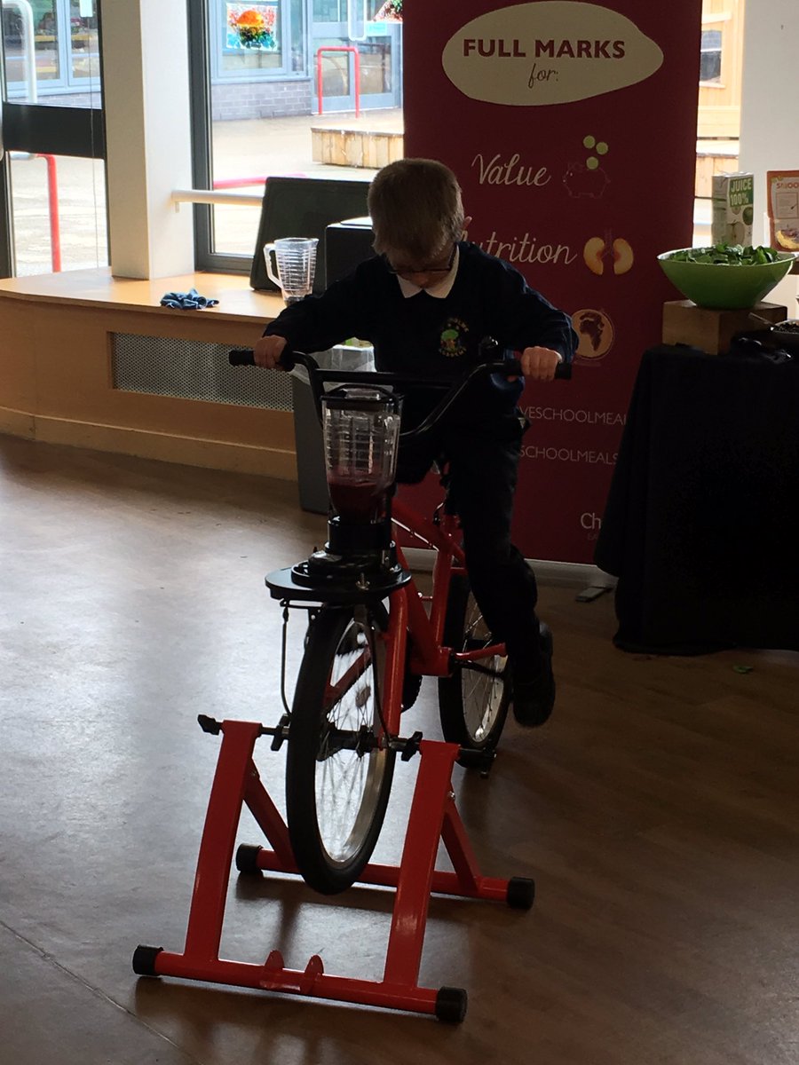 MrsHartsClass2's tweet photo. Declan is amazing at making smoothies! Wow! #healthylives #healthykids https://t.co/hRXe47dxvR