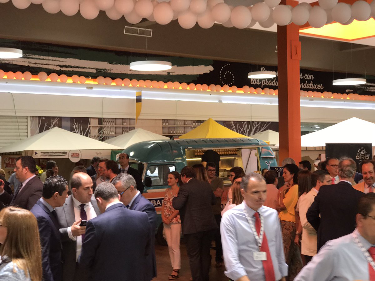 Gastreaft's tweet photo. @Gastreaft de nuevo con el @GrupoYbarra  en la feria de productos de Andalucía en Carrefour San Juan de Aznalfarache @nachonrufo #foodtruck https://t.co/SpiyllMOK5