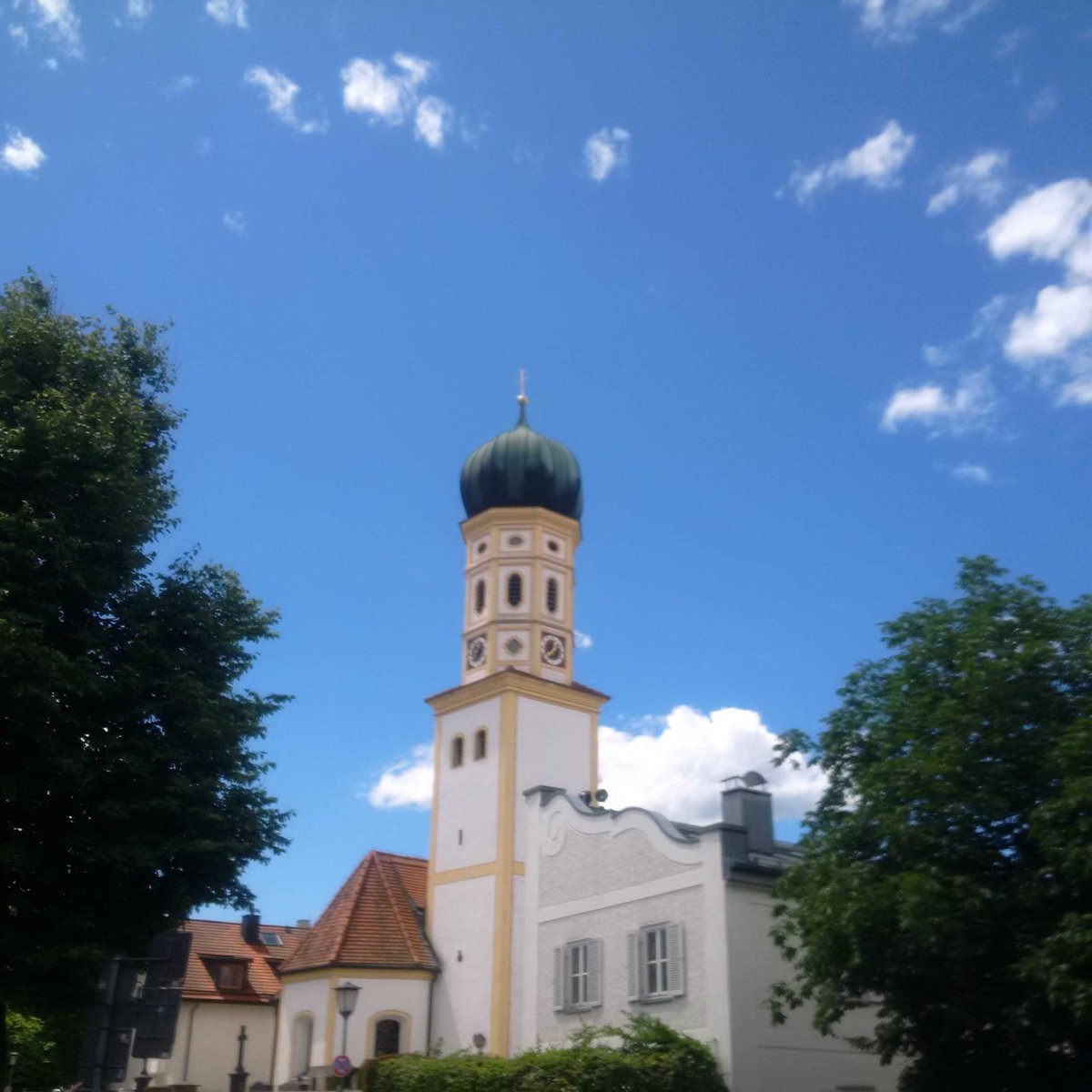 hoferbaer's tweet photo. #wochenende #himmel #weißblau was will man mehr #oiseasy #münchen #großhadern @jump_high_fly @KlPinieck https://t.co/u00aKjEBHt