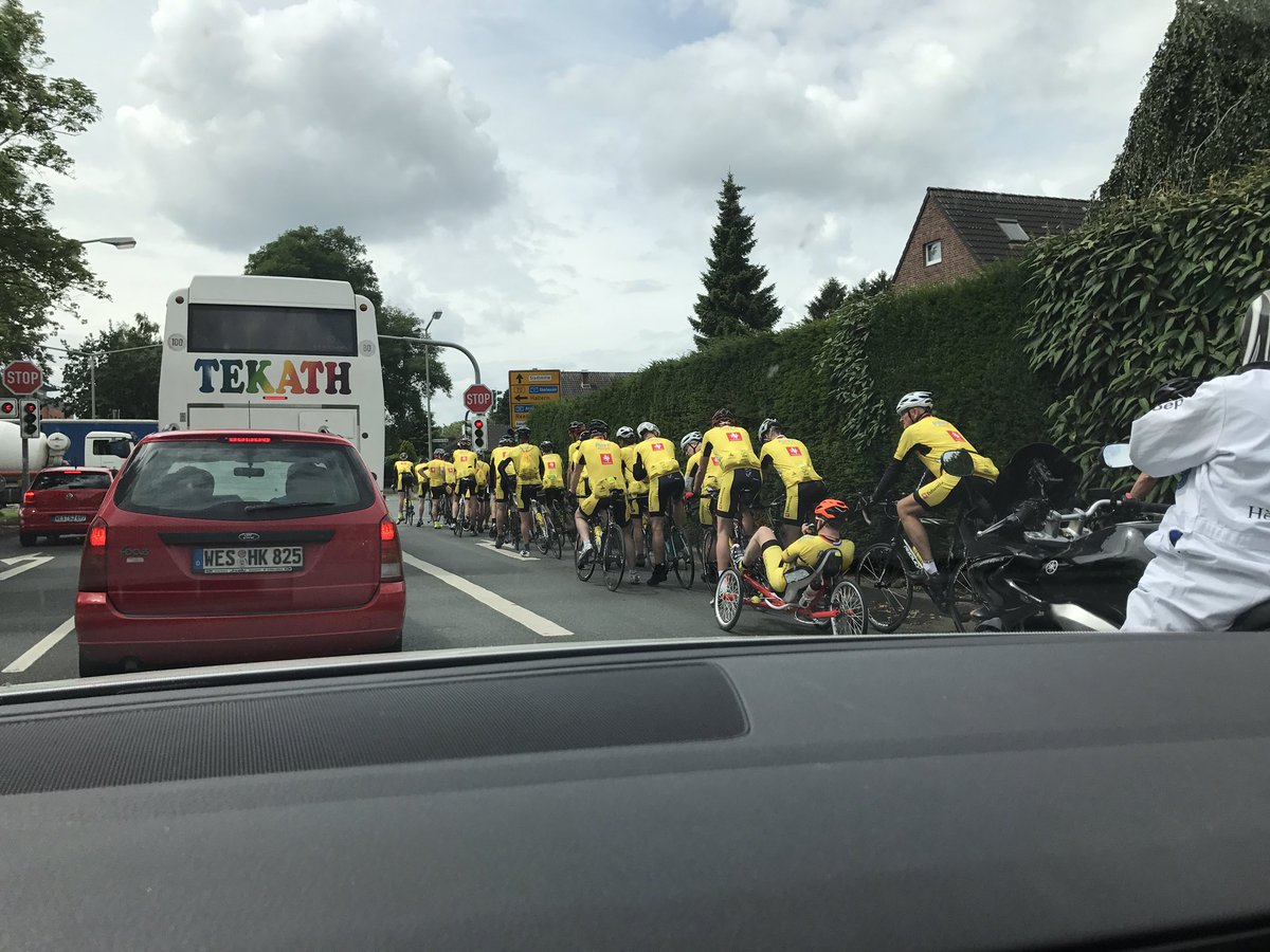 Het peloton staat in de file. Vertraging verwacht! 😉 #TNDT