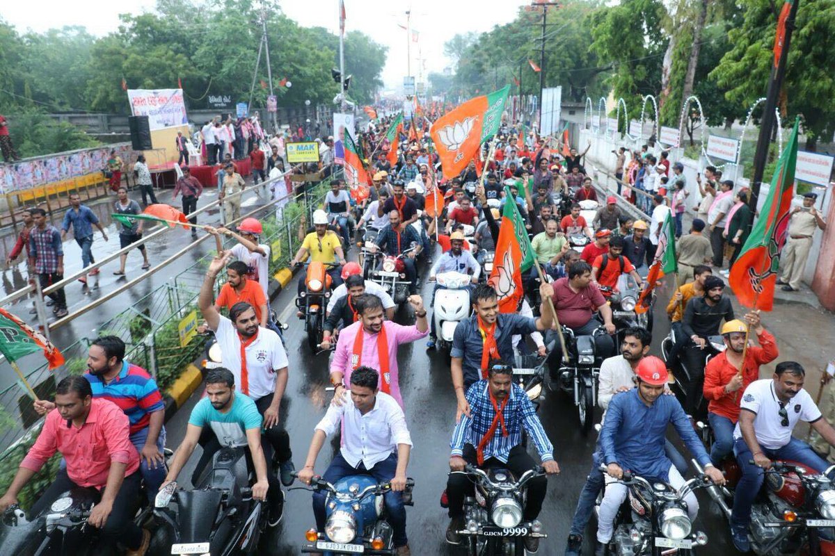 BJYM's tweet photo. Congratulations to @bjymguj for extending such a warm welcome to @narendramodi ji. #ModiInModasa https://t.co/BNvERxTMfZ