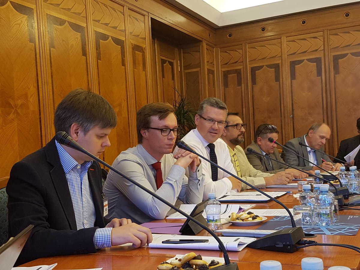 tripartita_cz's tweet photo. Pracovní tým #tripartita pro #hospodářská #politika právě jedná na @mpo_tweetuje => státní #rozpočet 2018, sdílená #ekonomika nebo #DigiTrh. https://t.co/tzf2Skezgt