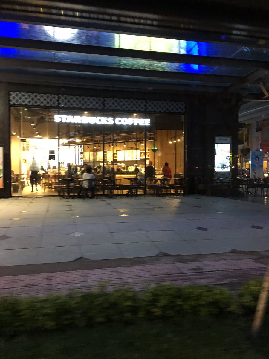 momma_dd's tweet photo. Cannot even. @Starbucks is here. I may just be able to move here. #vn17 https://t.co/H1LifwX4OA