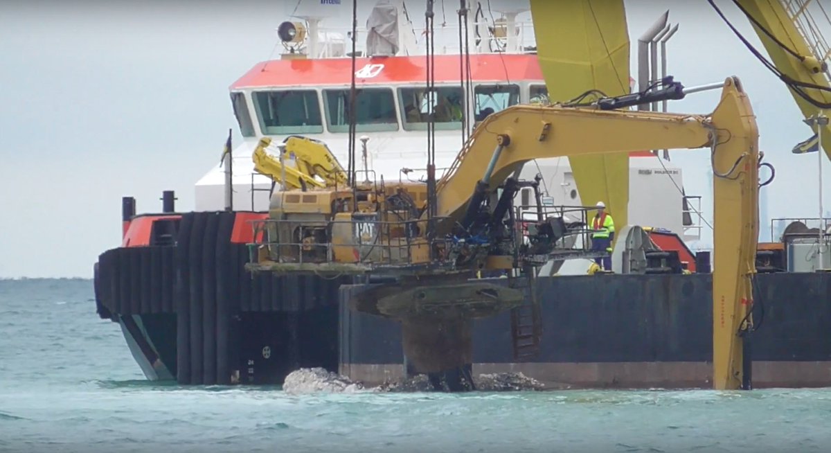 DSMC_UK's tweet image. DSMC complete project assisting the recovery of a stranded excavator. 12m catamaran mobilised and ready for immediate diving or survey works