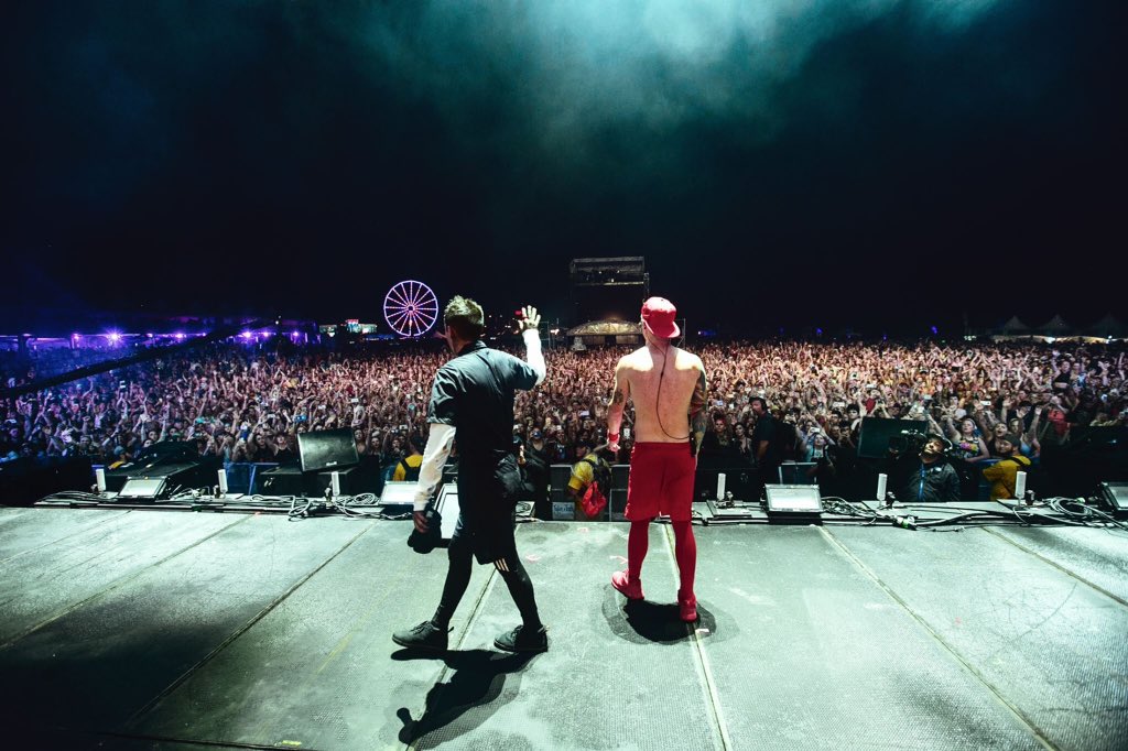 TOPTourPhotos's tweet photo. Hangout Fest.
|-/ https://t.co/uMF6Ct7Q0v