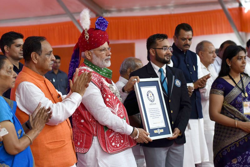 KadiyaParthesh's tweet photo. PM Shri @narendramodi being presented the certificate of Guiness World Records for largest Envelop Mosaic,at Modasa,in Gujarat
#ModiInModasa https://t.co/A3tbocGdpe