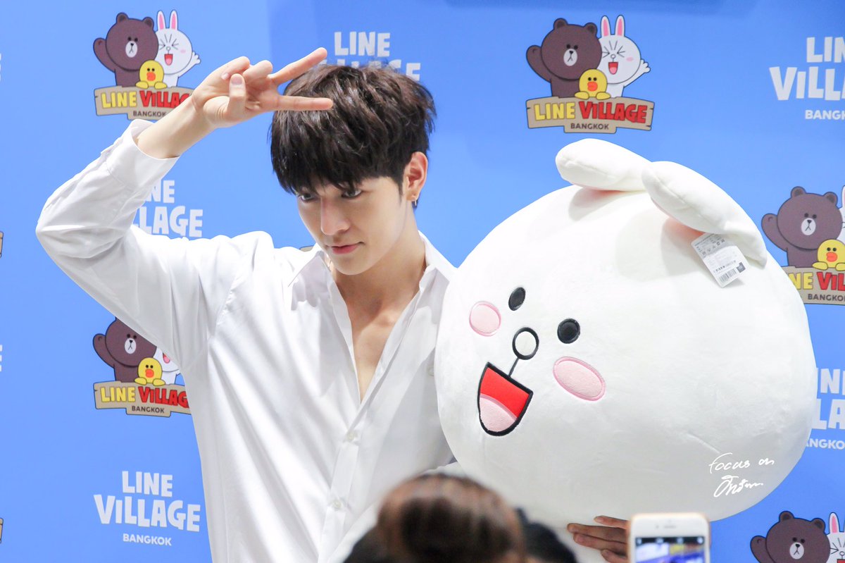 focusonGXXOD's tweet photo. 170629 @gxxod4 Itthipat with Cony 💕🐰 #FirstDinnerWithGXXODandUNIIMODEL #Kuppadeli #ก็อตอิทธิพัทธ์ #gxxod https://t.co/JfK3rLwsj1