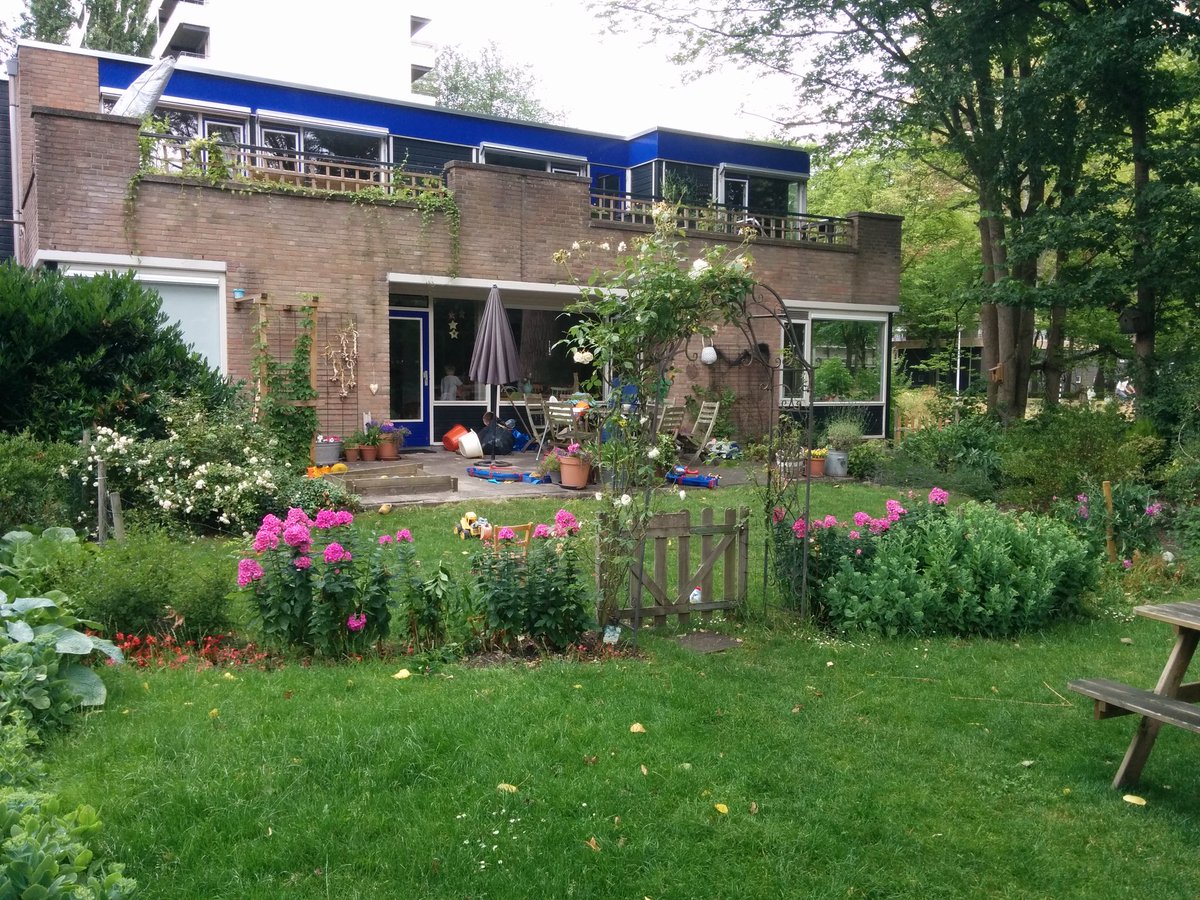 PieterStienstra's tweet photo. Bezoek met @raad015 aan #tastedelft dat interessante ideeën heeft over zelf openbaar #groen gaan beheren rond gebouw #right2challenge https://t.co/UWry0iLt5h