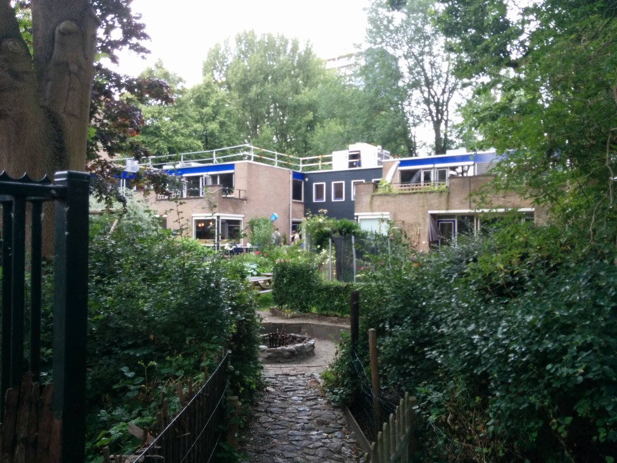 PieterStienstra's tweet photo. Bezoek met @raad015 aan #tastedelft dat interessante ideeën heeft over zelf openbaar #groen gaan beheren rond gebouw #right2challenge https://t.co/UWry0iLt5h