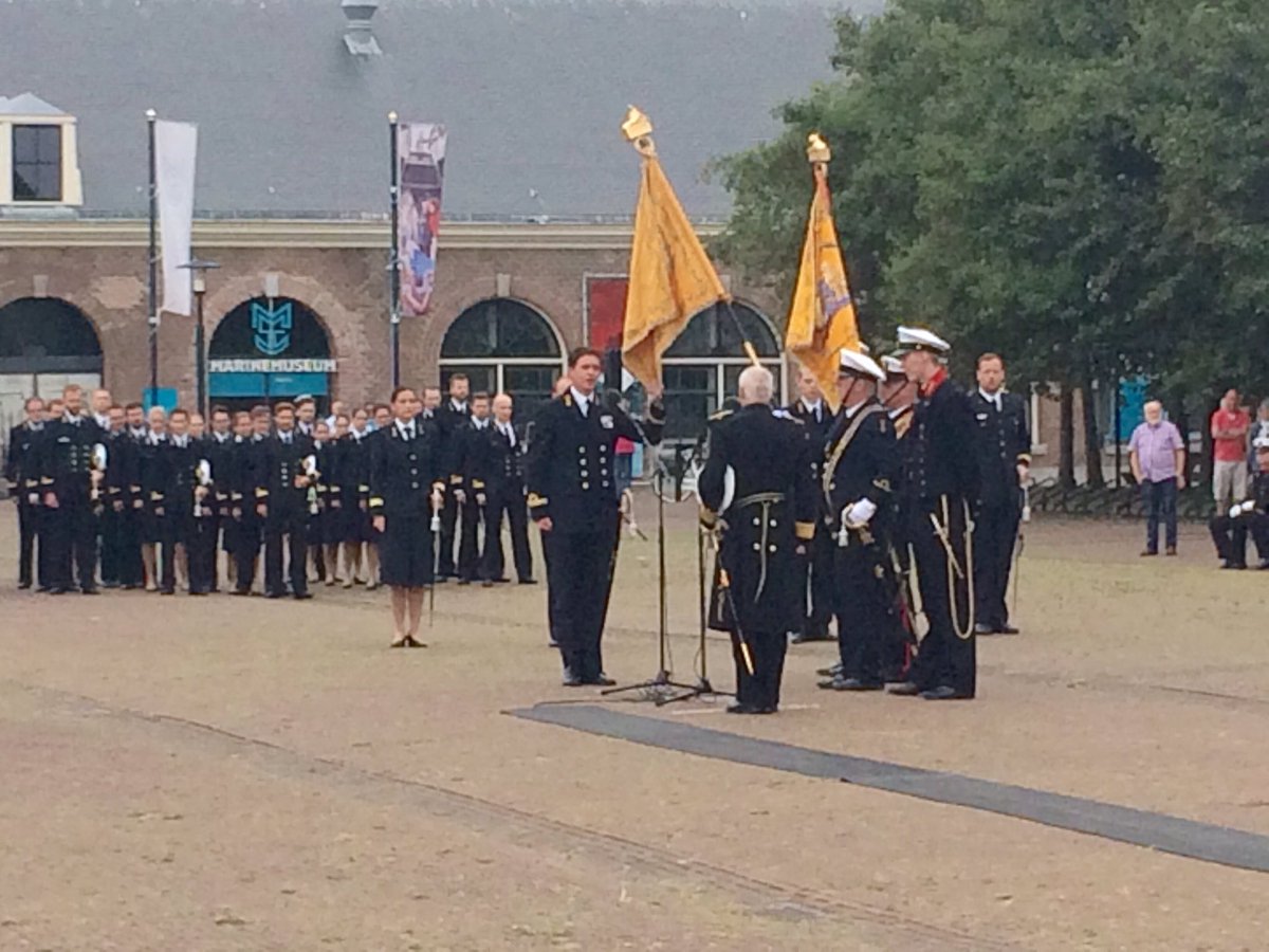 kon_marine's tweet photo. 75 officieren worden nu beëdigd. Zij zweren/beloven trouw aan de koning, gehoorzaamheid aan de wetten en onderwerping aan de krijgstucht. https://t.co/xr9JtUXJnM