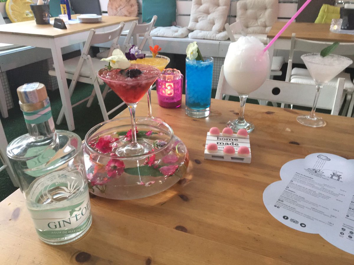 panzaburro_rest's tweet photo. ¿Has probado ya la nueva GIN LOE? Hemos estado preparando unas copitas y alguno las quiso probar todas.. ¡Jejeje! #ginloe #cocktails #verano https://t.co/1BBxKe2KKf