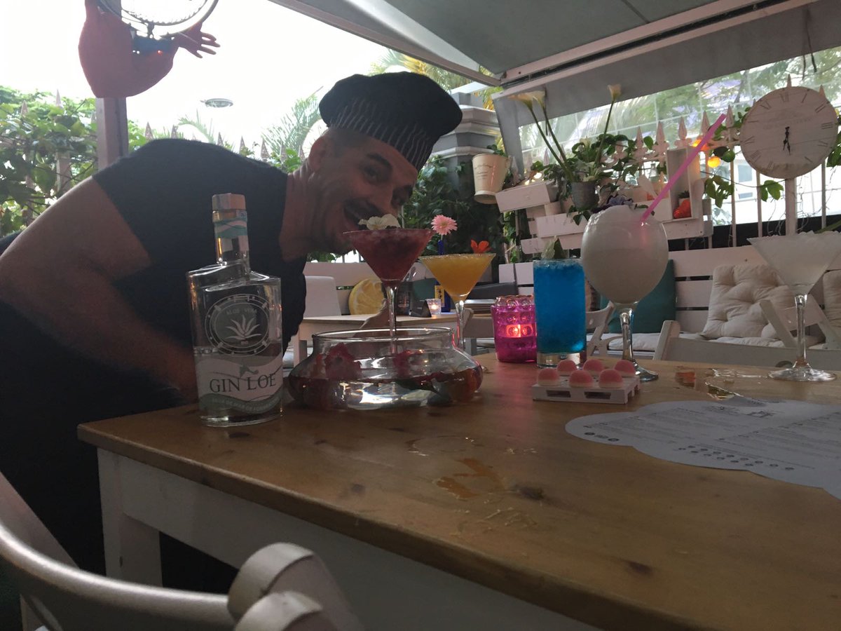panzaburro_rest's tweet photo. ¿Has probado ya la nueva GIN LOE? Hemos estado preparando unas copitas y alguno las quiso probar todas.. ¡Jejeje! #ginloe #cocktails #verano https://t.co/1BBxKe2KKf