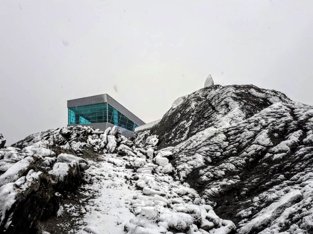 Mukumbari's tweet photo. #HOY la Sierra Nevada se engalana con sus cumbres cubiertas de nieve!!! Vive la aventura en #Mukumbarí STM #FelizJueves #30Jun https://t.co/9kkCbTEbNK