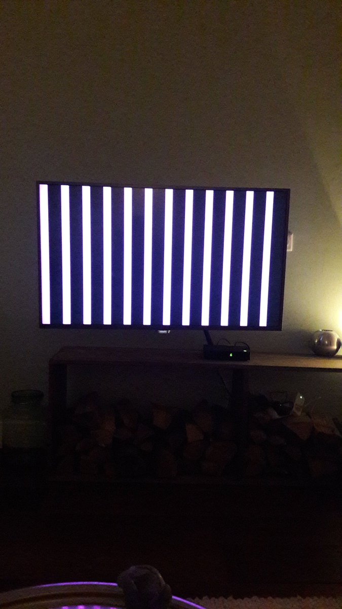 BOOS!..Tv binnen t jaar stuk,roze strepen <a href="/PhilipsNL/">Philips Nederland</a> laat me mooi 4 weken zonder zitten want toestel is 1inch te klein voor thuisreparatie..