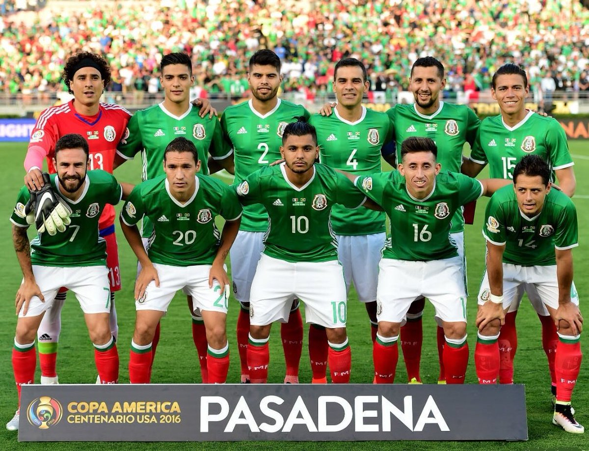 Viva Mexico メキシコ情報局 Sur Twitter サッカーメキシコ代表は国民的アイドル それほどメキシコ人はサッカー大好き ユニフォームは国旗の色にちなんで緑 赤 白 メキシコ サッカー メキシコ代表 Mexico