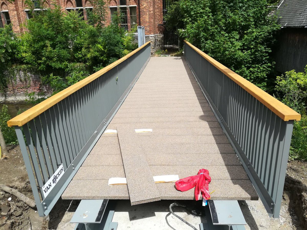 rob_televisie's tweet photo. Voetgangersbrug in het nieuwe Janseniuspark in @stadleuven geopend. De brug verbindt het stadscentrum met het park. https://t.co/pJgKtMHd2G