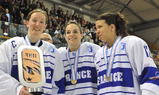 "Cette équipe c'est une famille" <a href="/anouck_bouche/">Anouck Bouché</a> &amp; <a href="/vivi1238/">Vivi Bouetz Andrieu</a> reviennent sur leurs carrières en Bleues bit.ly/2s9j81g #HockeyFrance