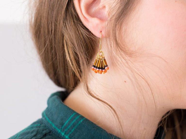 Sigue nuestro tutorial y descubre cómo hacer tú misma estos preciosos pendientes de cuentas estilo boho => dwnda.me/pendientesboho…