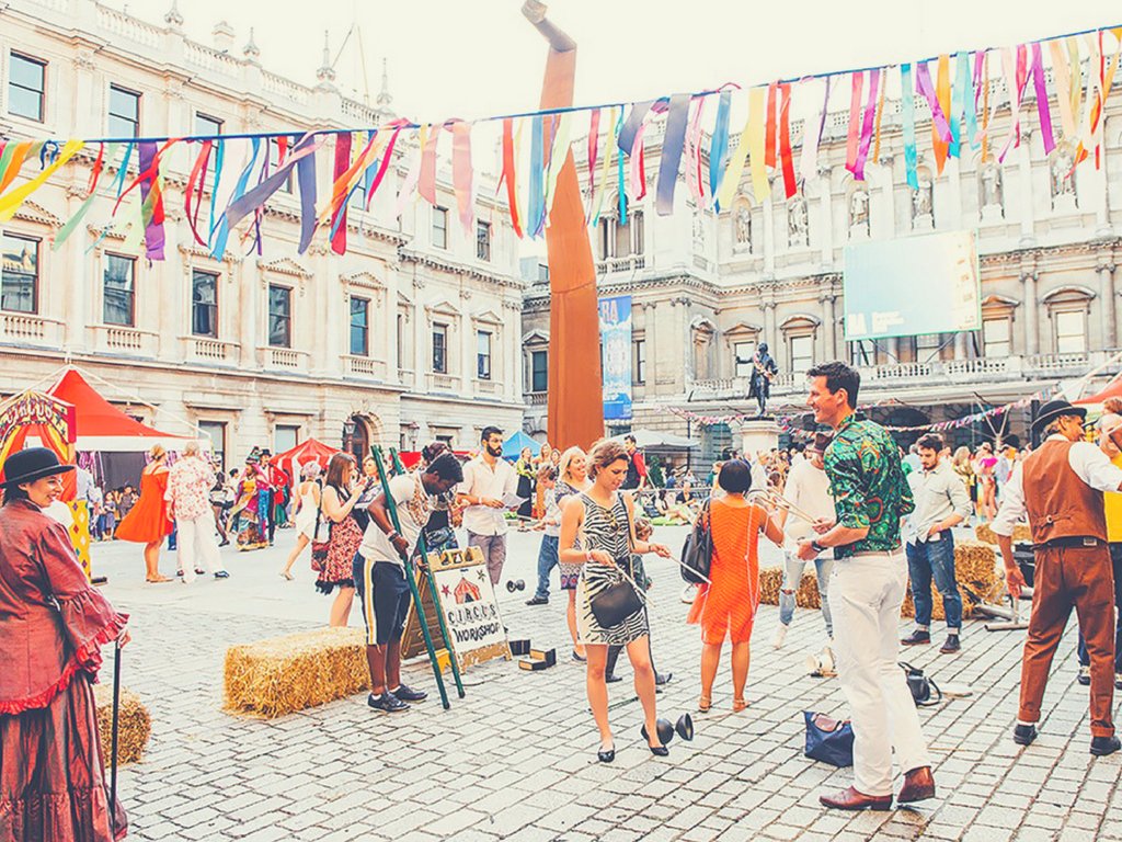 french_pass's tweet photo. Weekend Guide | @artinmayfair @boilerroomtv &amp; Co 😉
Par ici >>https://t.co/fxAeYVl6PD
#HappyFriday #London #Social https://t.co/wD187caPQ1