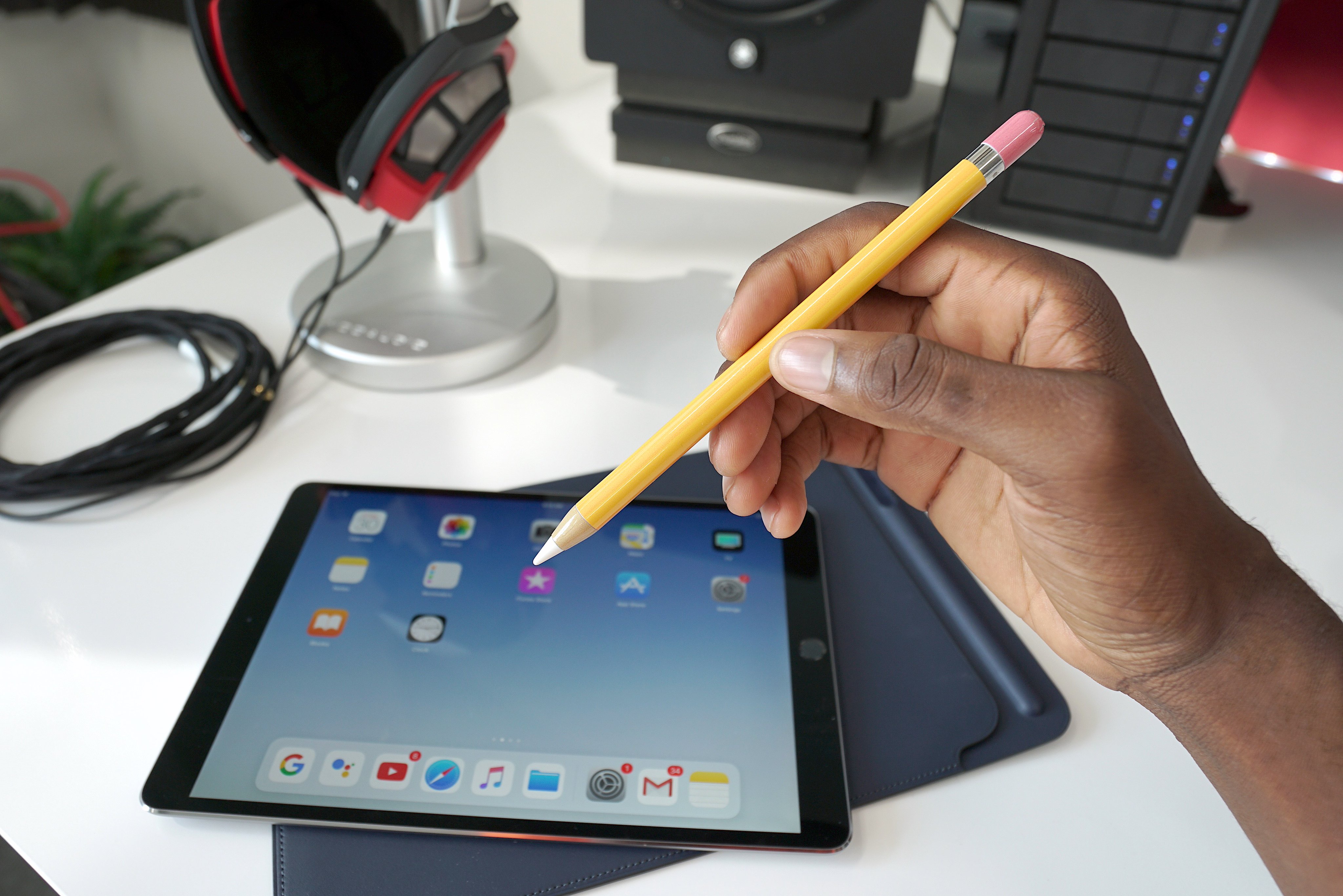 Apple pencil 2nd. Стилус Apple Pencil. Оригинальный Apple Pencil 2. Планшет и эпл пенсил. Apple Pencil 2 оригинал.