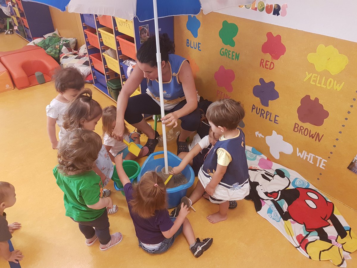 psubiri's tweet photo. @teacherpaloma nos ha traido la playa a clase!! ⛱☉ #tichi #1C #bilingual #summertime 
@Novaschool_es #MalagaCentro @SilviaPalomoCis https://t.co/UzW36QrXQn