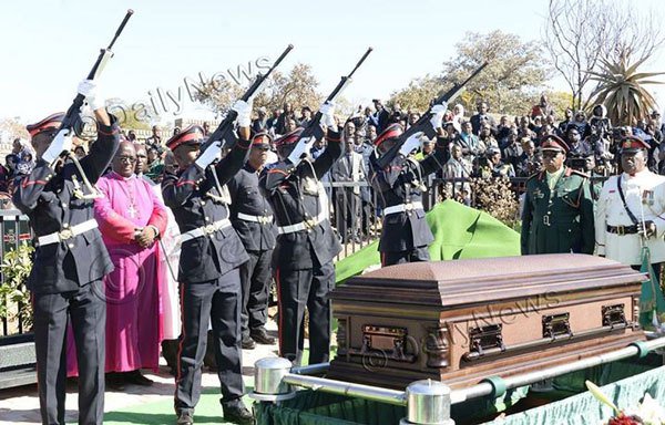 UGIndependent's tweet photo. Mugabe delivers moving eulogy as Masire laid to rest #RIPMasire #Botswana https://t.co/mt8YmDA5pV https://t.co/2iBrGph9rj